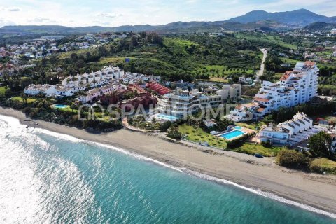 Apartment for sale in Estepona, Malaga, Spain 3 bedrooms, 210 sq.m. No. 107938 - photo 2