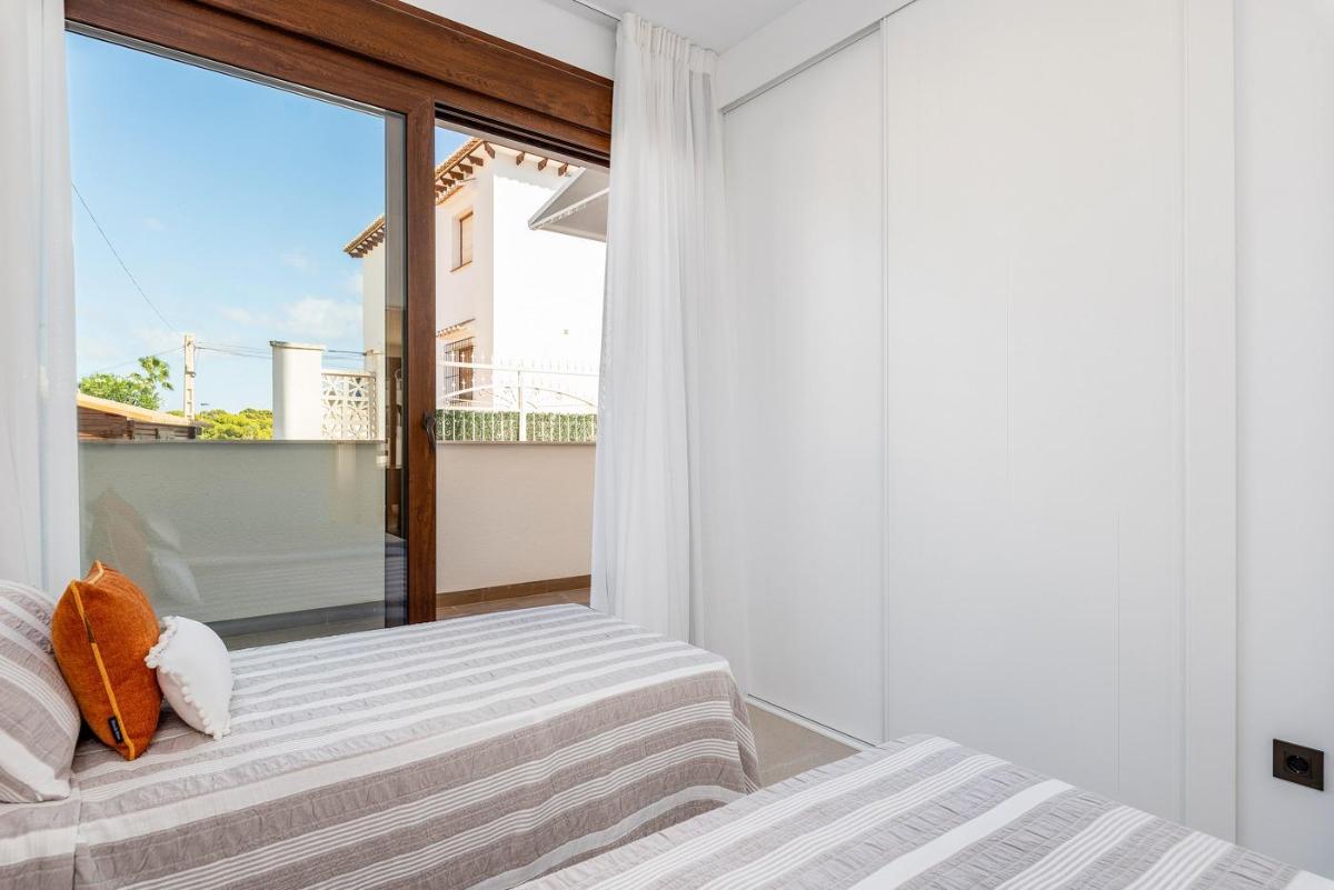 Bungalow à Torrevieja, Alicante, Espagne 2 chambres, 62 m2 No. 112878
