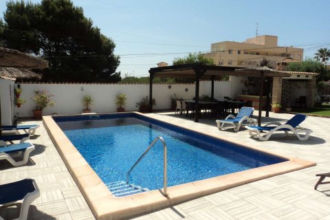 Villa for sale Alicante, Spain 9 bedrooms, 221 sq.m. No. 115400 - photo 2