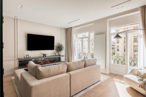 Huoneisto myytävänä Madrid, Espanja, 2 makuuhuonetta, 125 m2 No. 90126 - kuva 2