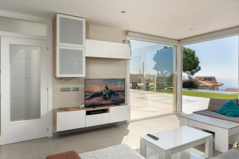 House for sale Lloret de Mar, Girona, Spain 4 bedrooms, 400 sq.m. No. 82184 - photo 9