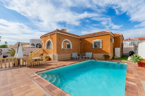 Продажа виллы в Сьюдад Кесада, Аликанте, Испания 4 спальни, 158м2 №118927 - фото 1