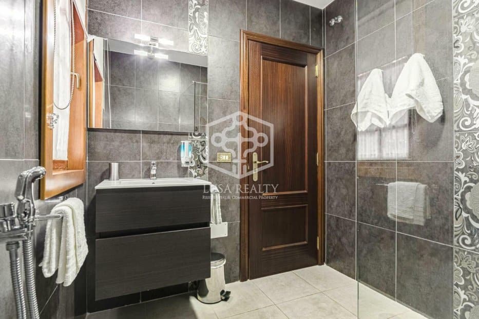 Commercial property à San Cristobal de La Laguna, Tenerife, Espagne 9 chambres, 980 m2 No. 94455