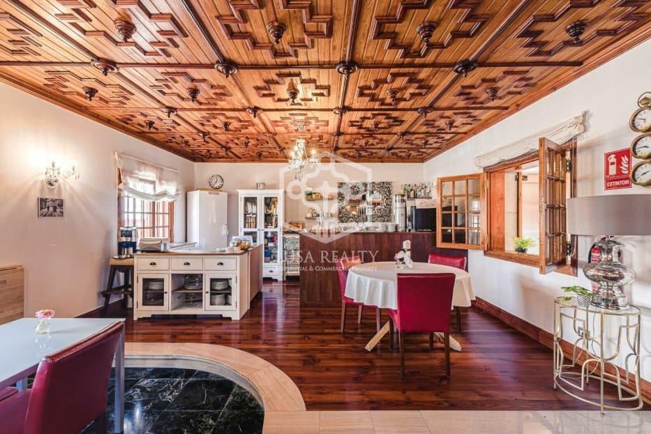 Commercial property à San Cristobal de La Laguna, Tenerife, Espagne 9 chambres, 980 m2 No. 94455