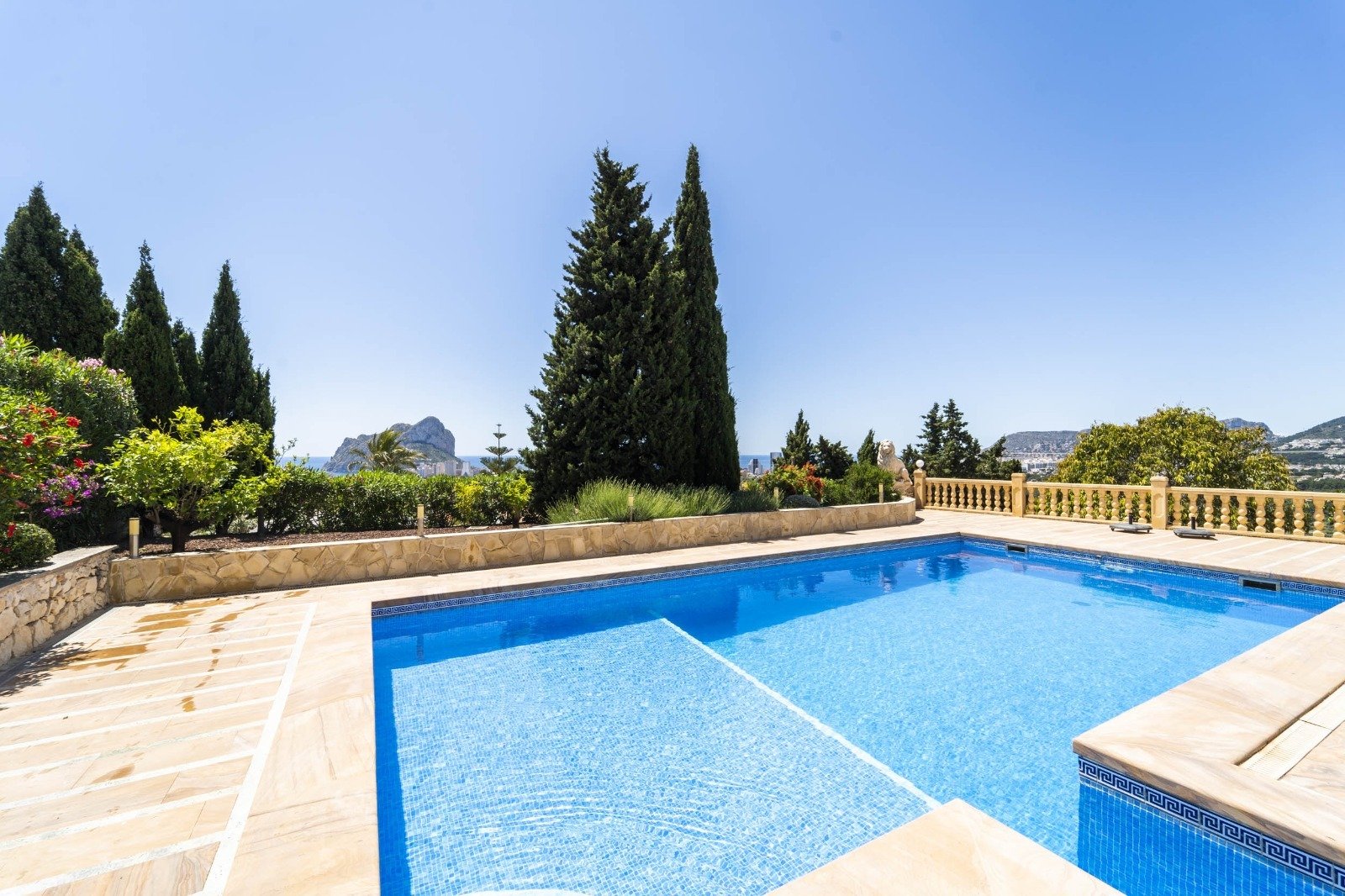 House in Calpe, Alicante, Spain 6 bedrooms, 636 sq.m. No. 89361
