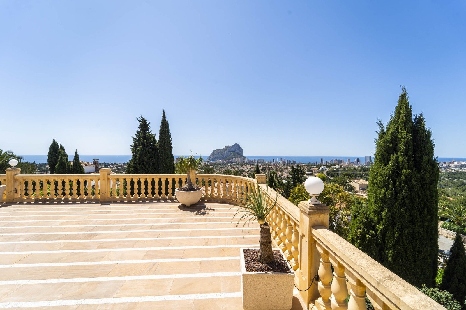 House in Calpe, Alicante, Spain 6 bedrooms, 636 sq.m. No. 89361