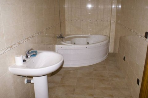 Duplex for sale Guardamar del Segura, Alicante, Spain 4 bedrooms, 100 sq.m. No. 119007 - photo 5