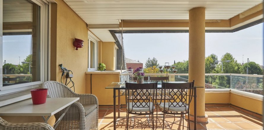 Dvīņu māja Madrid, Spānijā 4 istabas, 180 m2 Nr. 90588