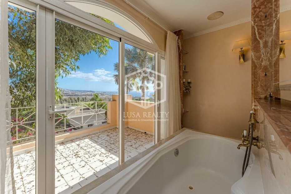Villa a Adeje, Tenerife, Spagna 6 camere da letto, 732 mq. N° 94465