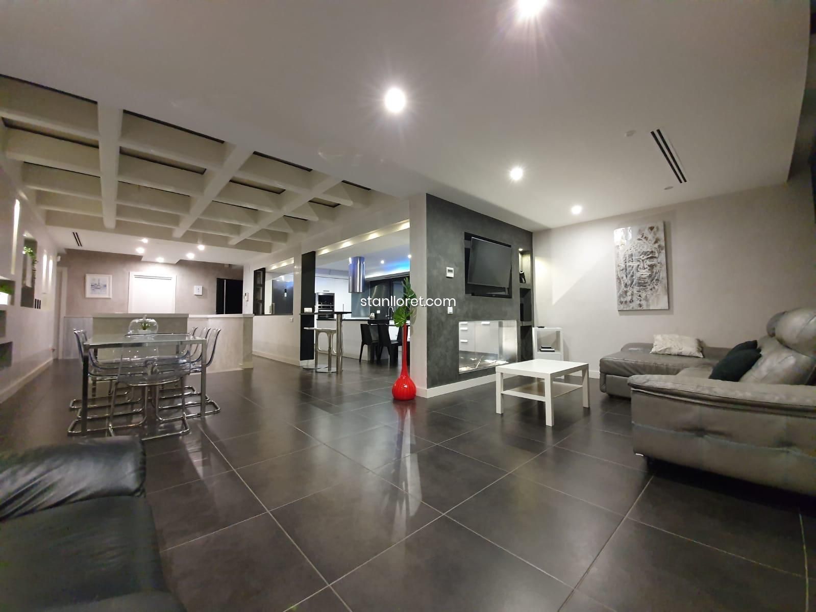 Villa a Girona, Spagna 5 camere da letto, 340 mq. N° 104043