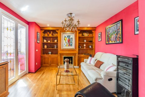 Apartment for rent Madrid, Spain 4 bedrooms, 220 sq.m. No. 107930 - photo 2