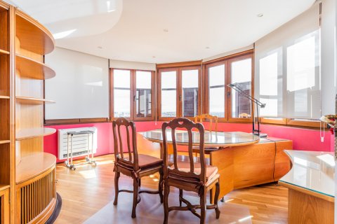 Apartment for rent Madrid, Spain 4 bedrooms, 220 sq.m. No. 107930 - photo 17