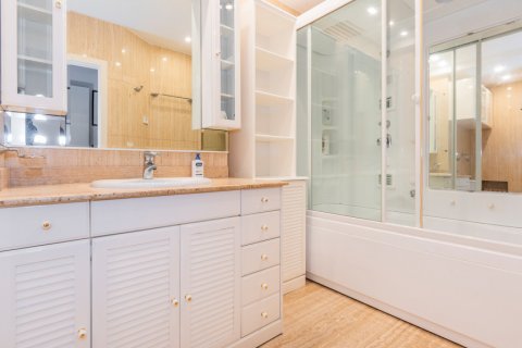 Apartment for rent Madrid, Spain 4 bedrooms, 220 sq.m. No. 107930 - photo 19