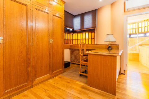 Apartment for rent Madrid, Spain 4 bedrooms, 220 sq.m. No. 107930 - photo 24