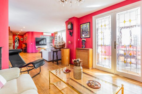 Apartment for rent Madrid, Spain 4 bedrooms, 220 sq.m. No. 107930 - photo 4