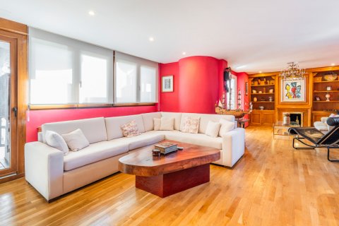 Apartment for rent Madrid, Spain 4 bedrooms, 220 sq.m. No. 107930 - photo 7