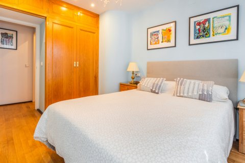 Apartment for rent Madrid, Spain 4 bedrooms, 220 sq.m. No. 107930 - photo 23