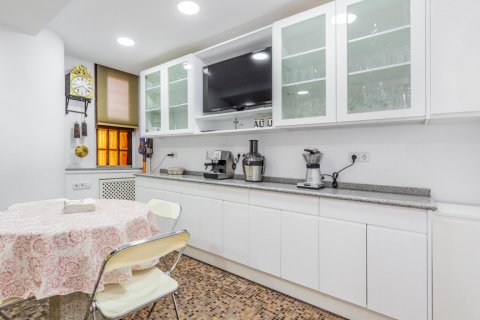 Apartment for rent Madrid, Spain 4 bedrooms, 220 sq.m. No. 107930 - photo 14