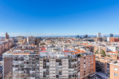 Apartment for rent Madrid, Spain 4 bedrooms, 220 sq.m. No. 107930 - photo 16