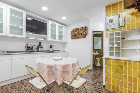 Apartment for rent Madrid, Spain 4 bedrooms, 220 sq.m. No. 107930 - photo 12