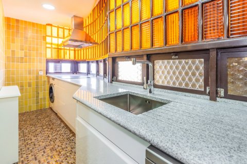 Apartment for rent Madrid, Spain 4 bedrooms, 220 sq.m. No. 107930 - photo 15
