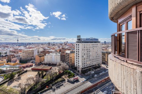 Apartment for rent Madrid, Spain 4 bedrooms, 220 sq.m. No. 107930 - photo 8