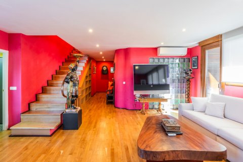 Apartment for rent Madrid, Spain 4 bedrooms, 220 sq.m. No. 107930 - photo 18
