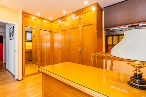 Apartment for rent Madrid, Spain 4 bedrooms, 220 sq.m. No. 107930 - photo 26