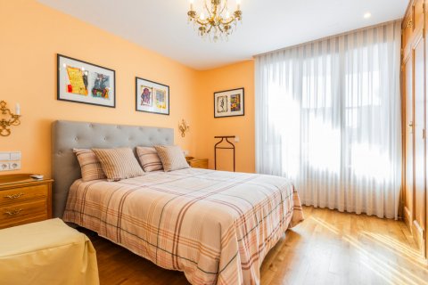 Apartment for rent Madrid, Spain 4 bedrooms, 220 sq.m. No. 107930 - photo 27