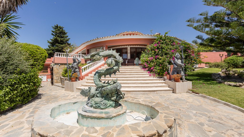Villa in Estepona, Malaga, Spain 6 bedrooms, 594.55 sq.m. No. 106299