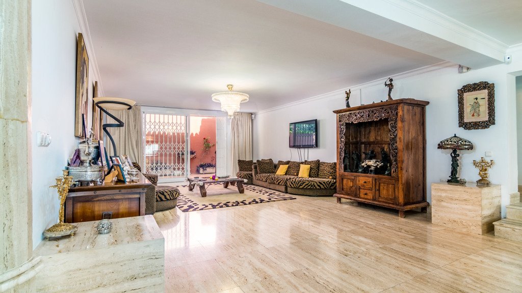 Villa in Estepona, Malaga, Spain 6 bedrooms, 594.55 sq.m. No. 106299
