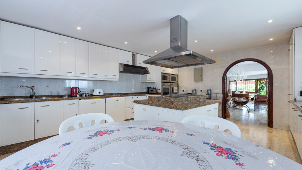 Villa in Estepona, Malaga, Spain 6 bedrooms, 594.55 sq.m. No. 106299