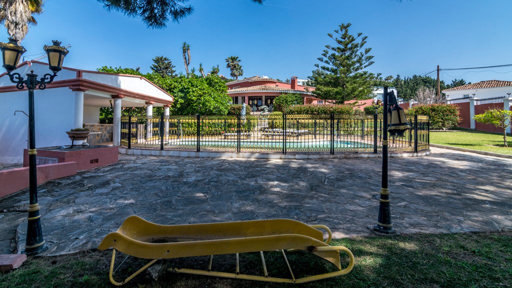 Villa in Estepona, Malaga, Spain 6 bedrooms, 594.55 sq.m. No. 106299