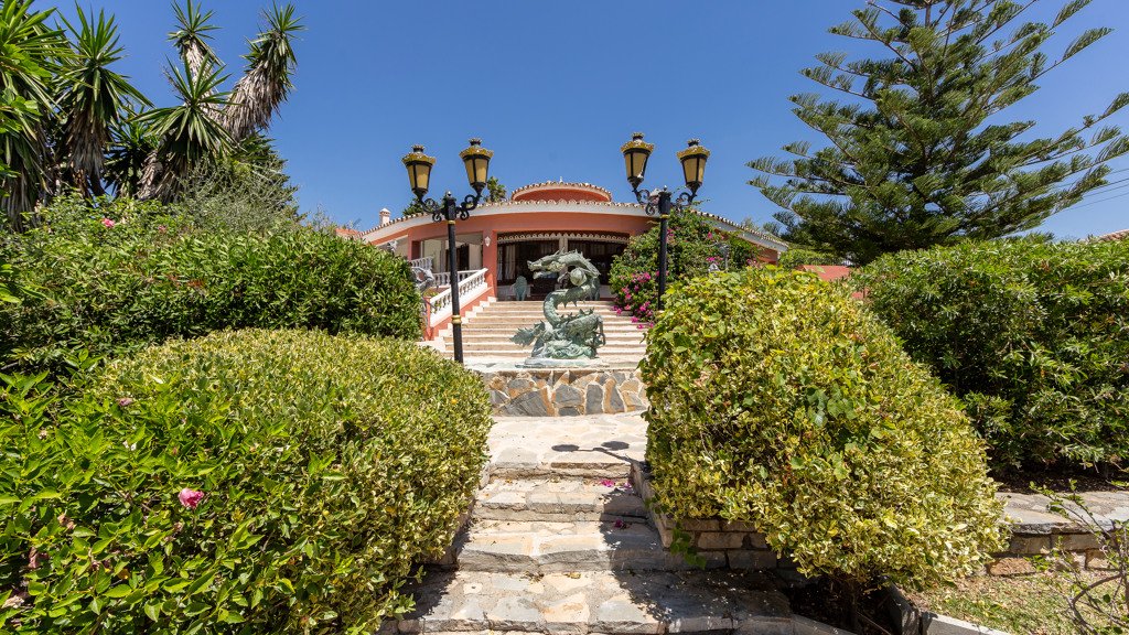 Villa in Estepona, Malaga, Spain 6 bedrooms, 594.55 sq.m. No. 106299
