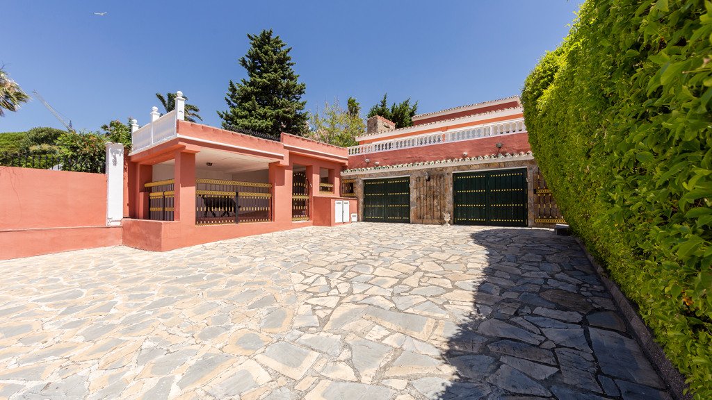 Villa in Estepona, Malaga, Spain 6 bedrooms, 594.55 sq.m. No. 106299