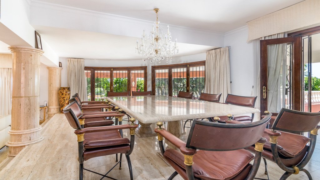 Villa in Estepona, Malaga, Spain 6 bedrooms, 594.55 sq.m. No. 106299
