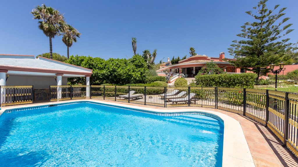Villa in Estepona, Malaga, Spain 6 bedrooms, 594.55 sq.m. No. 106299
