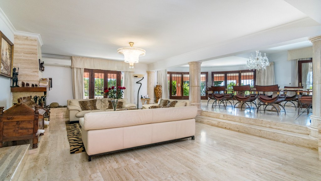Villa in Estepona, Malaga, Spain 6 bedrooms, 594.55 sq.m. No. 106299