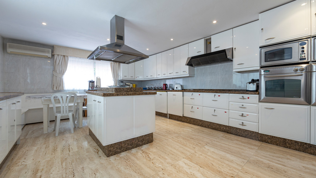 Villa in Estepona, Malaga, Spain 6 bedrooms, 594.55 sq.m. No. 106299