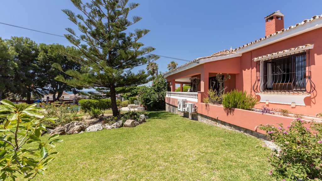 Villa in Estepona, Malaga, Spain 6 bedrooms, 594.55 sq.m. No. 106299