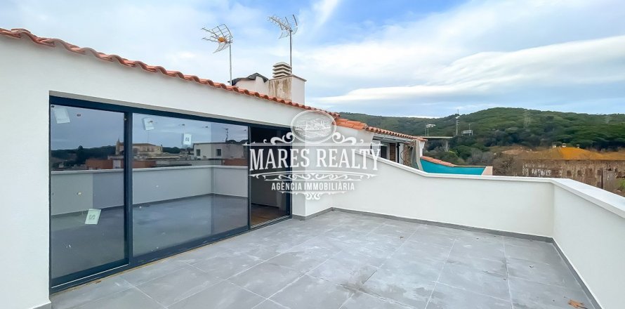 Rindu māja Canet de Mar, Barcelona, Spānijā 4 istabas, 280 m2 Nr. 113235