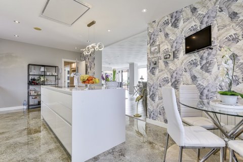 House for sale Santa Susanna, Barcelona, Spain 5 bedrooms, 295 sq.m. No. 93255 - photo 9