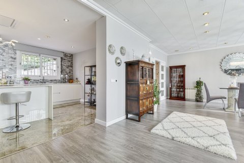 House for sale Santa Susanna, Barcelona, Spain 5 bedrooms, 295 sq.m. No. 93255 - photo 3