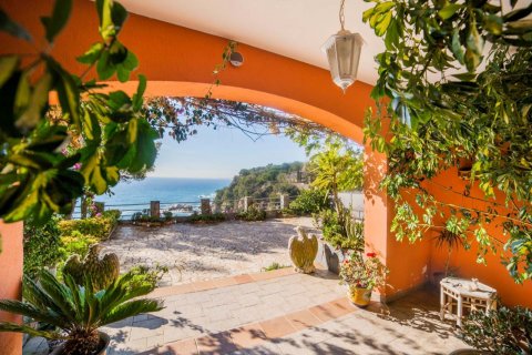 Talo myytävänä Lloret de Mar, Girona, Espanja, 5 makuuhuonetta, 420 m2 No. 22796 - kuva 18