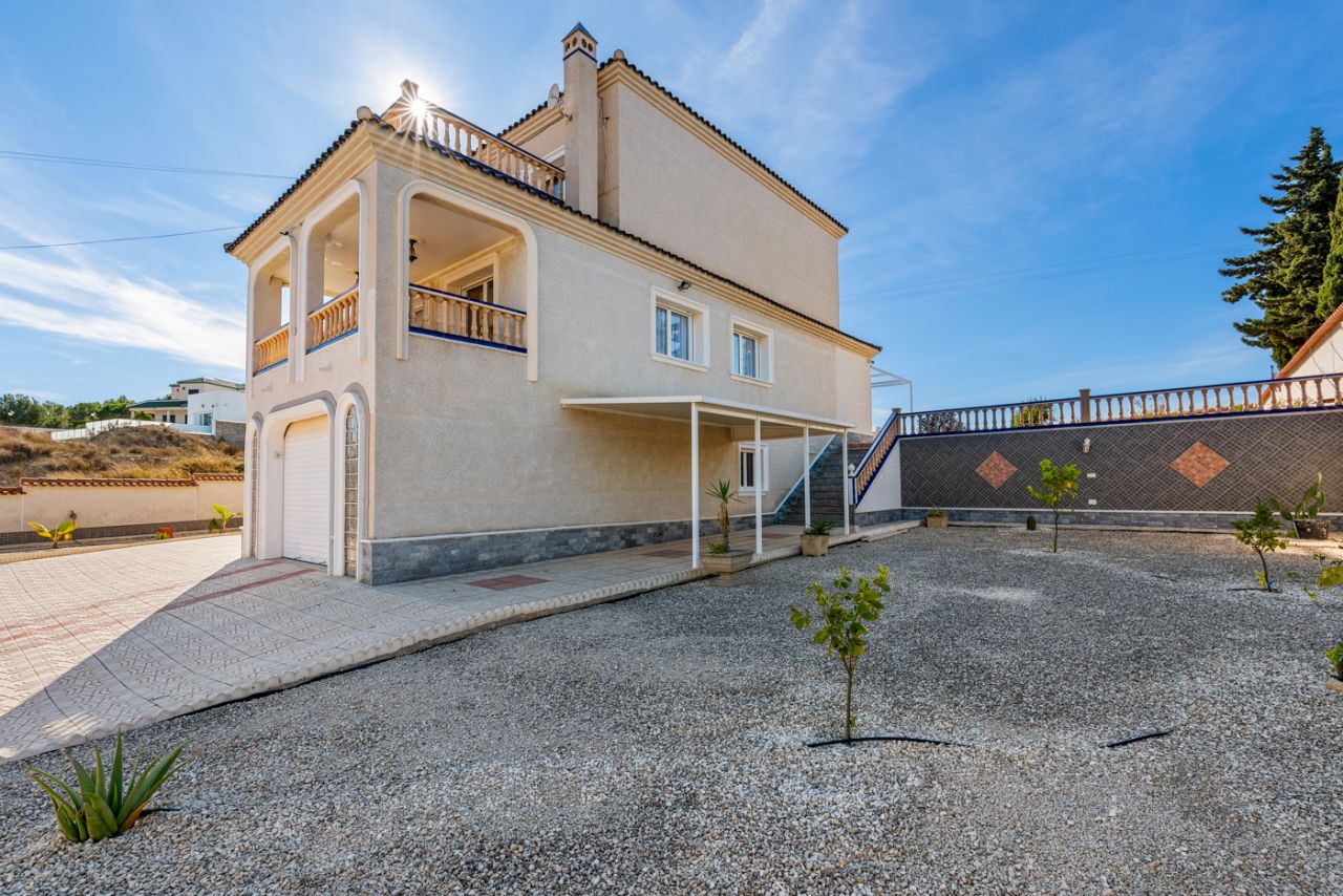 Villa en Almoradí, Alicante, España 4 dormitorios, 380 m2 No. 91738