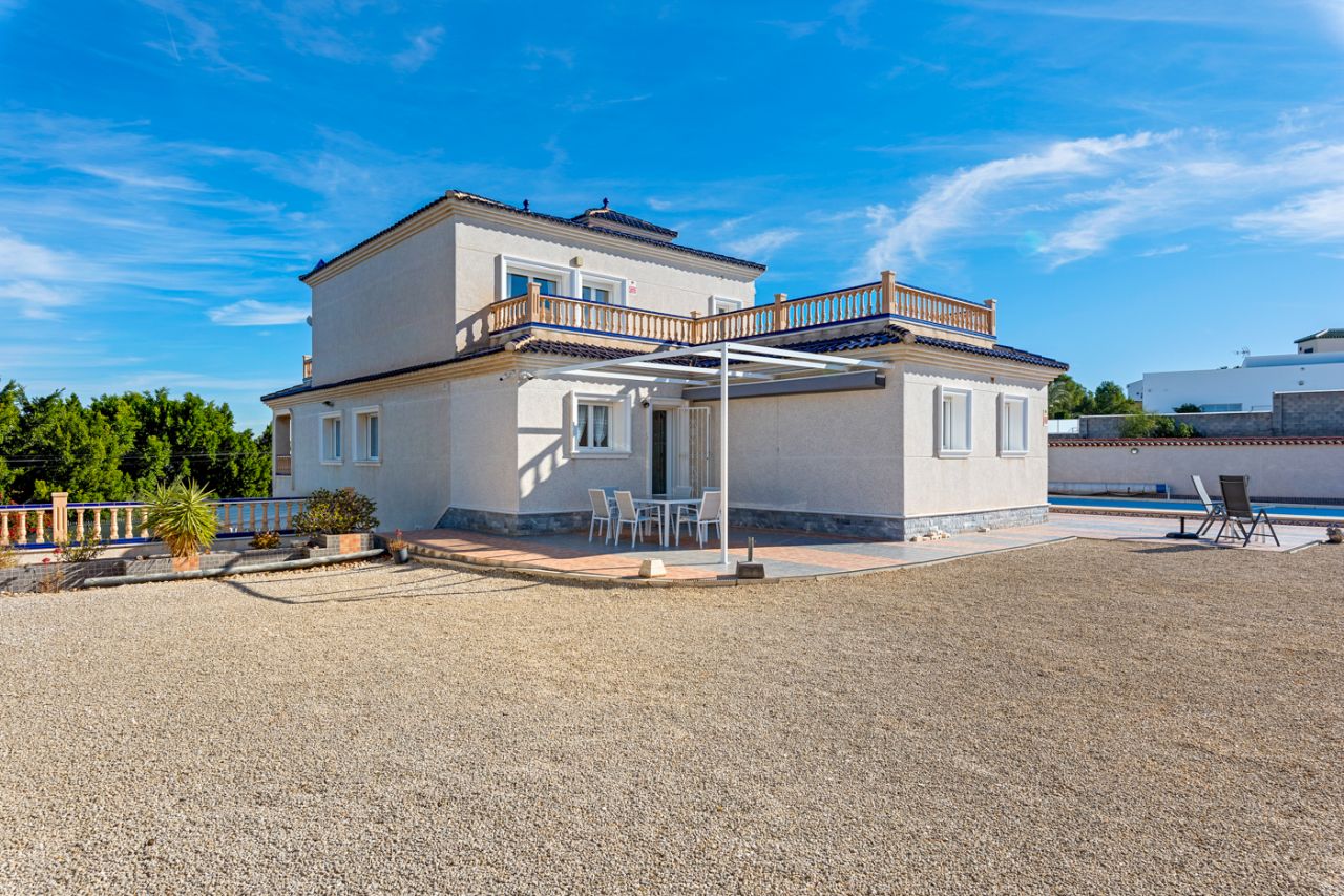 Villa en Almoradí, Alicante, España 4 dormitorios, 380 m2 No. 91738