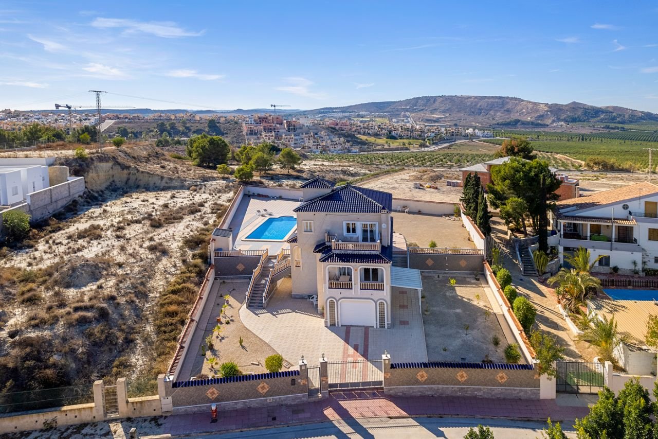 Villa en Almoradí, Alicante, España 4 dormitorios, 380 m2 No. 91738