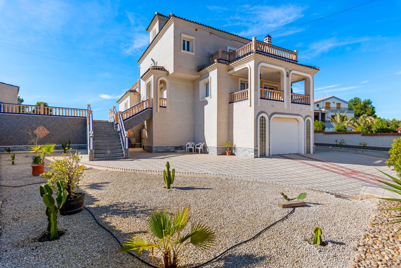 Villa en Almoradí, Alicante, España 4 dormitorios, 380 m2 No. 91738