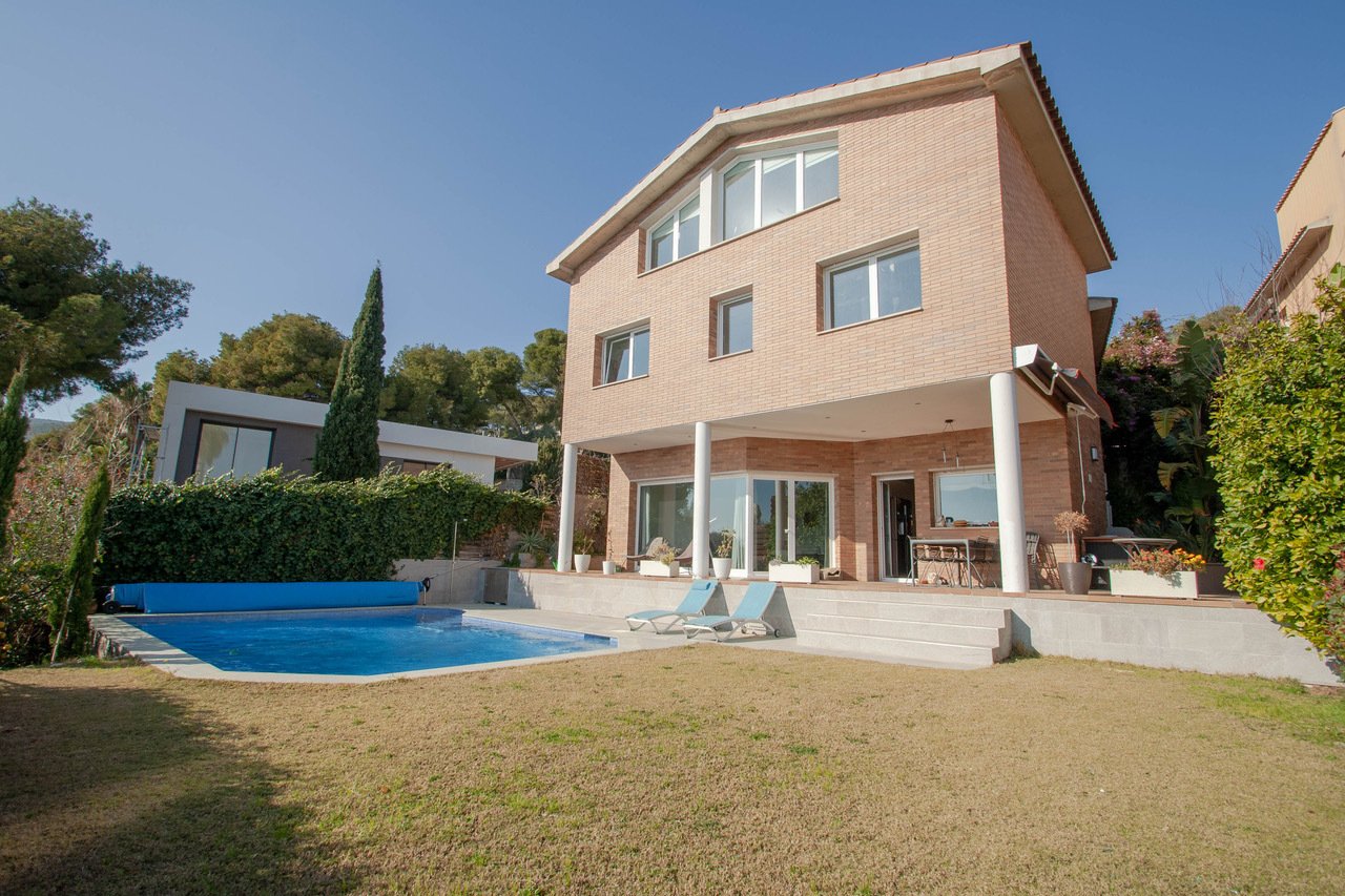 Talo Castelldefels, Barcelona, Espanja 4 makuuhuonetta, 312 m2 No. 22993