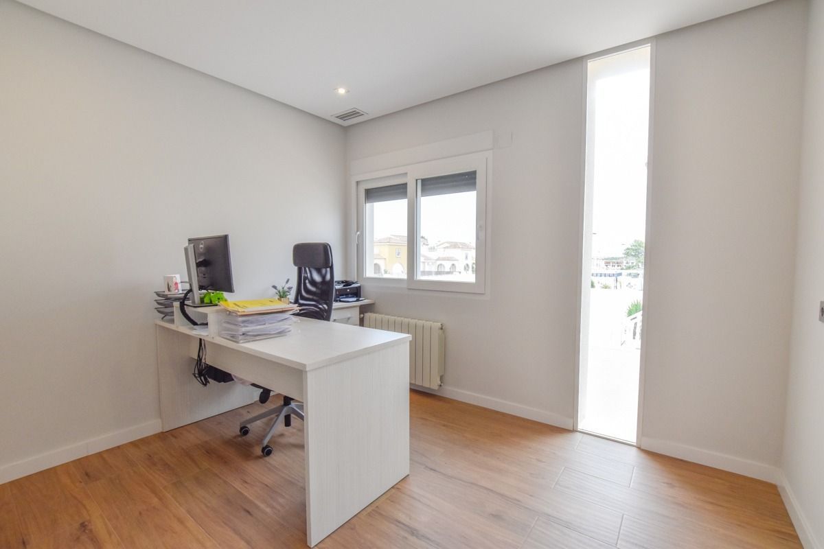 Hus i Santa Pola, Alicante, Spanien 4 sovrum, 365 kvm. Nr. 95649